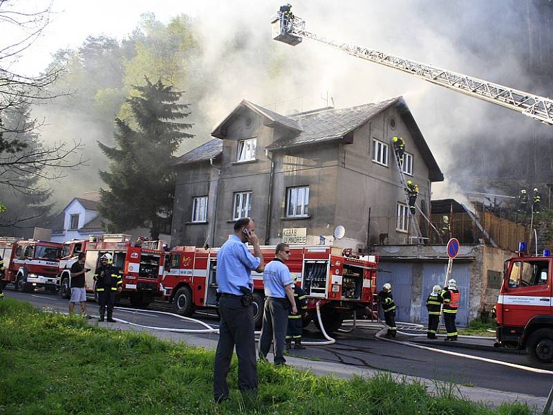 Požár kůlny u domu na Teplické ulici zaměstnal děčínské hasiče. 