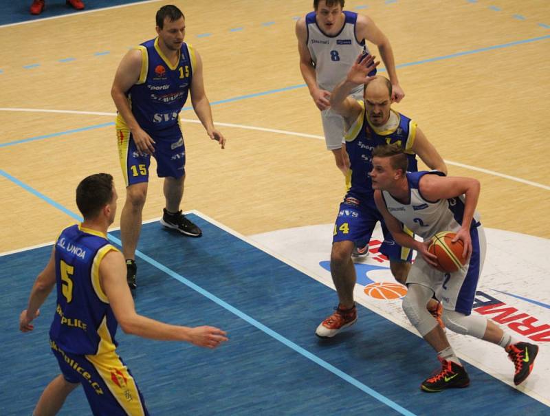 ŠKODA. Děčínští basketbalisté ztratili proti Teplicím dobře rozehraný zápas.