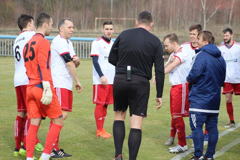 ZABOJOVALI. Fotbalisté Jílové (v bílém) doma získali proti Perštejnu bod.