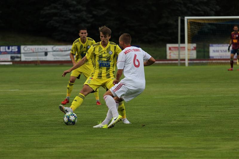 REMÍZA. Fotbalisté Varnsdorf (ve žlutých dresech) doma remizovali s Třincem 2:2.