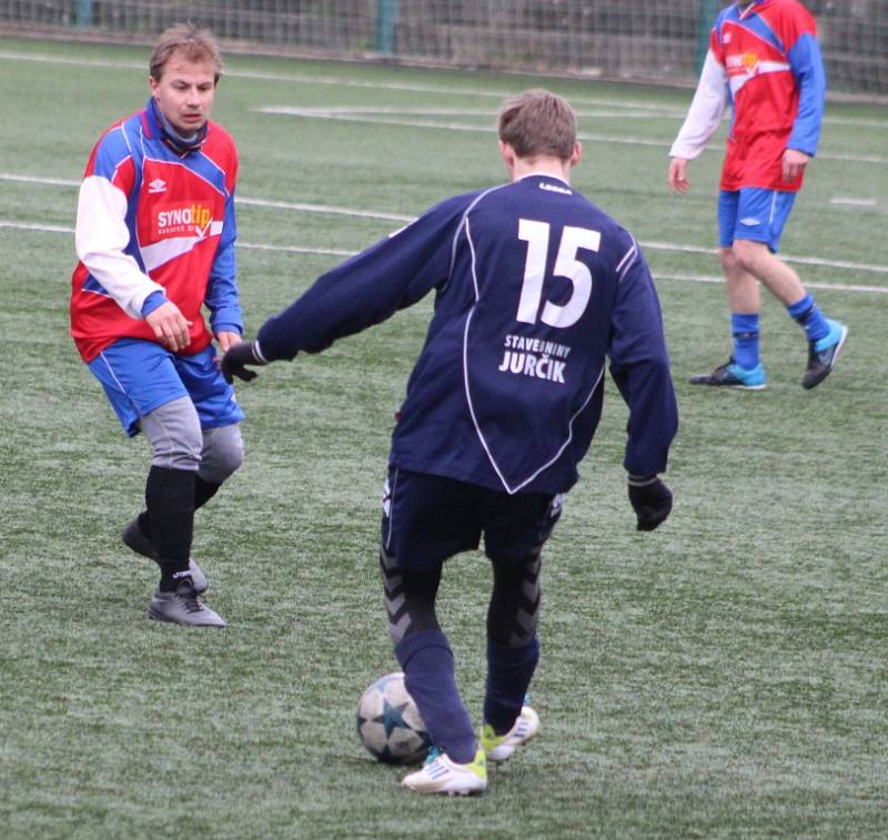 OBHÁJCE VYHRÁL. Fotbalisté Skalice (v červeném) porazili Doksy 4:1.