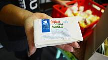 Máslo od sedláka nabízí farmářský krámek na mostecké tržnici. Cena je 320 Kč/kg. Obchůdek nabízí i mléko s pěti procenty tuku.