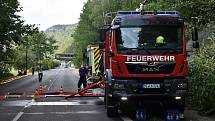 Požár hasí také na německé straně Českosaského Švýcarska. Středa 3. srpna.