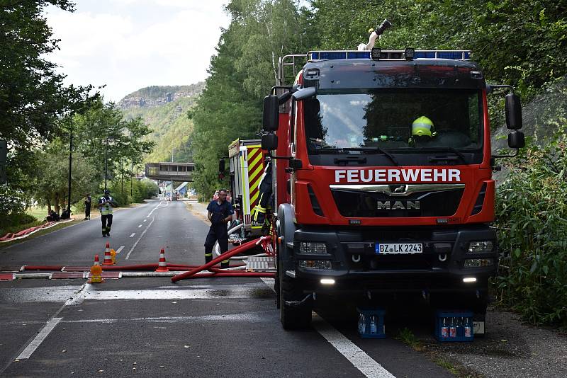 Požár hasí také na německé straně Českosaského Švýcarska. Středa 3. srpna.