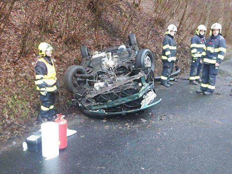 Řidička u Valkeřic obrátila  auto na střechu, zranila se