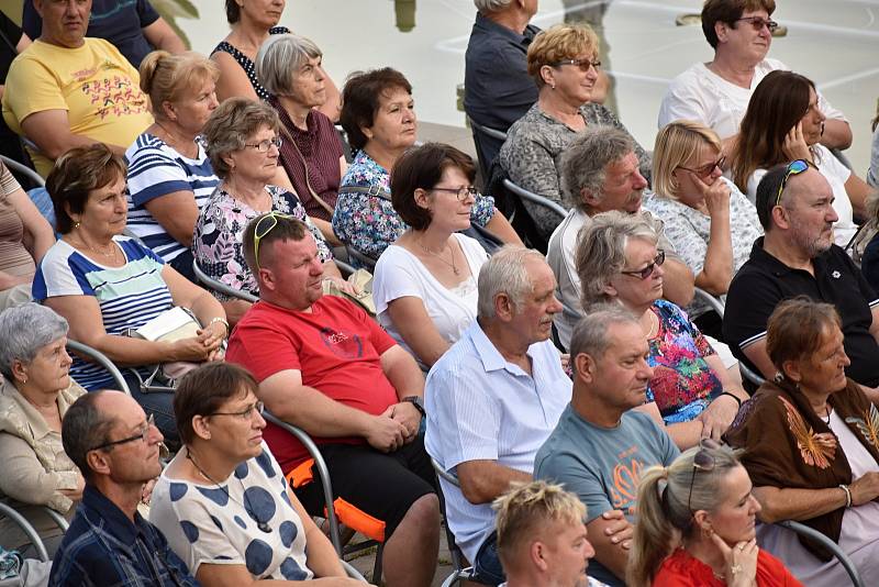 O další koncert v zámeckých zahradách v Děčíně se postaral Hradišťan s Jiřím Pavlicou.