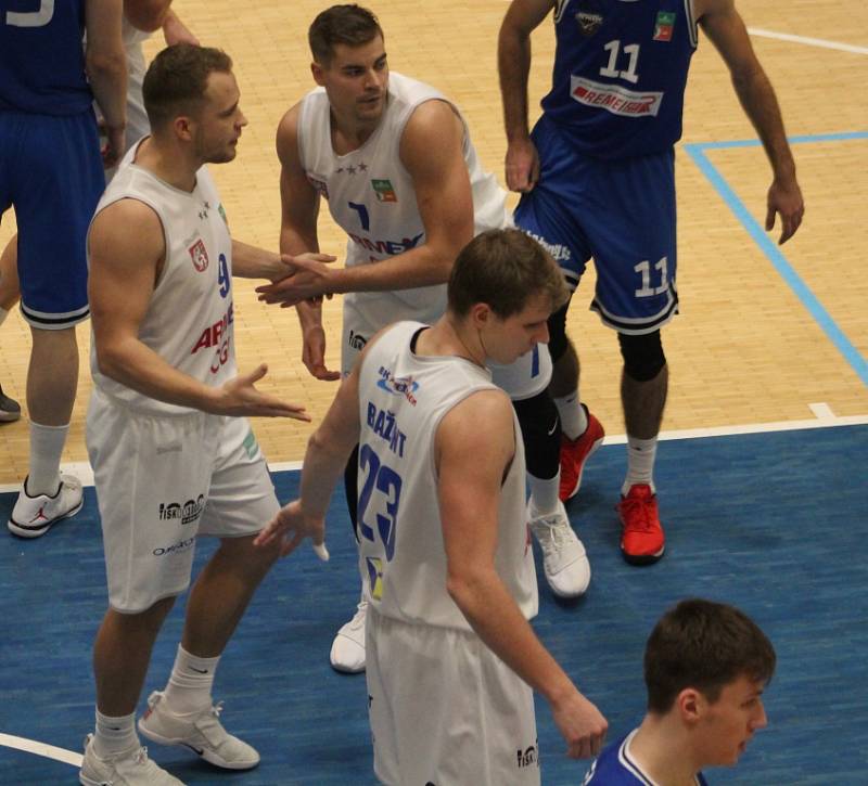 VYHOŘELI. Děčínští basketbalisté doma nestačili na USK Praha.