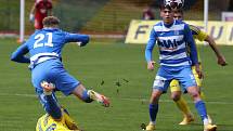 Fotbalisté Varnsdorfu (žluté dresy) doma prohráli derby, Ústí nad Labem veze těsnou výhru.