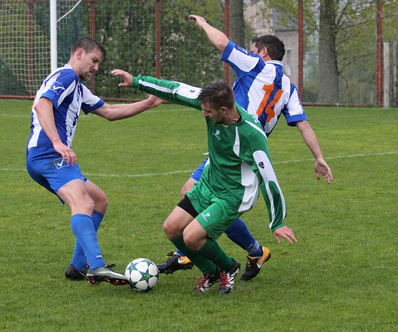 JASNÁ VÝHRA. Jiřetín pod Jedlovou (v modrém) doma přehrál Rybniště 6:0.