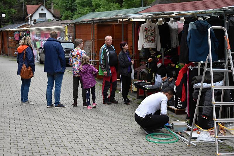 Poprvé po téměř čtvrt roce mohli turisté projet hraničním přechodem ve Hřensku, které se již probouzí k životu