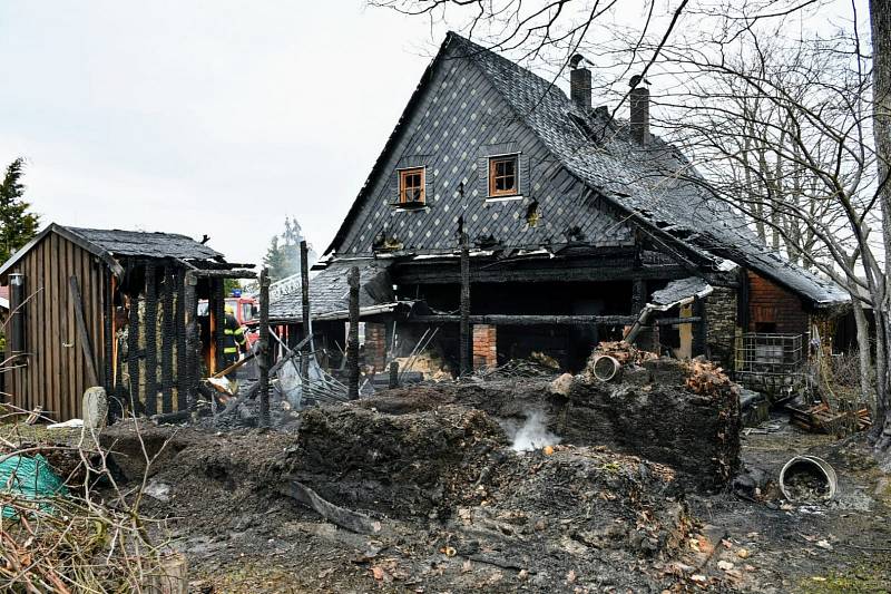 Hasiči zasahují u požáru roubenky v Brtníkách