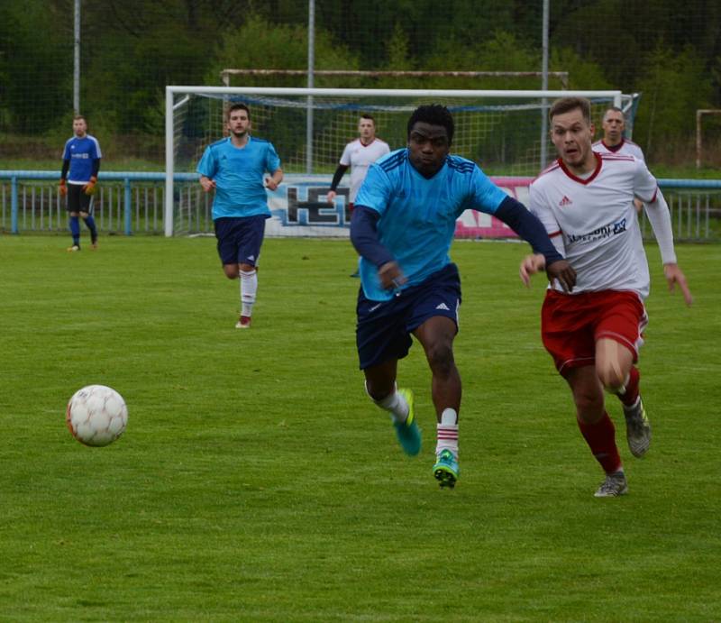 DERBY. Fotbalisté Jílové (bílé dresy) doma porazili Modrou 3:0.