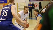 PARÁDA! Děčínští basketbalisté (bílé dresy) doma porazili Prostějov a v semifinále vedou 1:0!