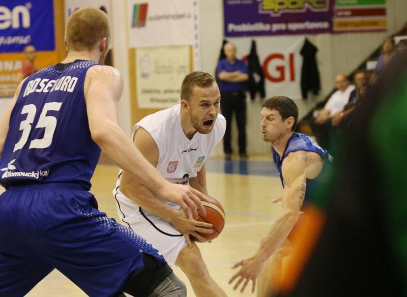 PARÁDA! Děčínští basketbalisté (bílé dresy) doma porazili Prostějov a v semifinále vedou 1:0!