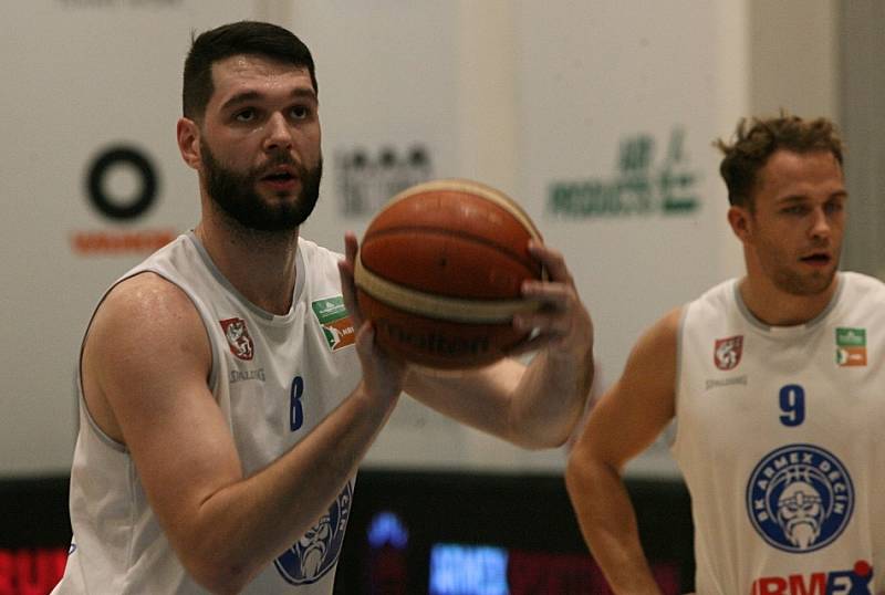 TŘETÍ VÝHRA. Basketbalisté Děčína doma porazili v rámci Alpe Adria Cupu chorvatský Osijek.