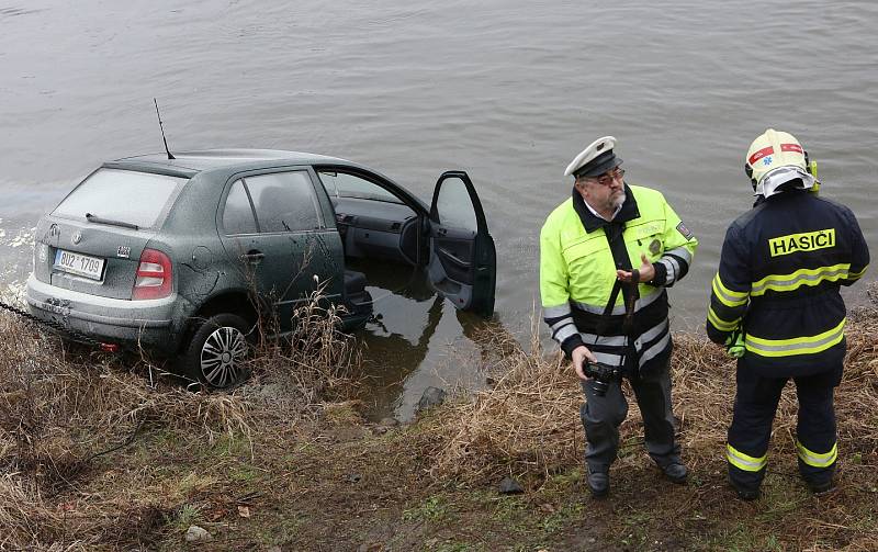 Auto z Labe vylovili až v neděli.