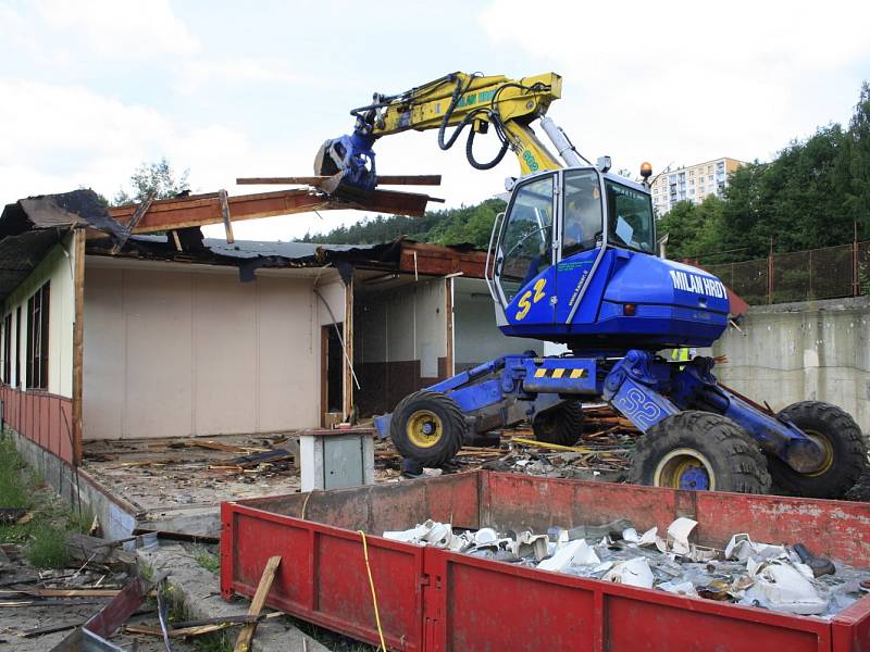 DEMOLICE ohněm zničených šaten  u fotbalového hřiště v Bynově začala tento týden. 