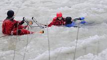 Výcvik záchrany osob z probořeného ledu.