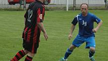 UNION DĚČÍN (pruhované dresy) doma prohrál s Chuderovem 0:2.