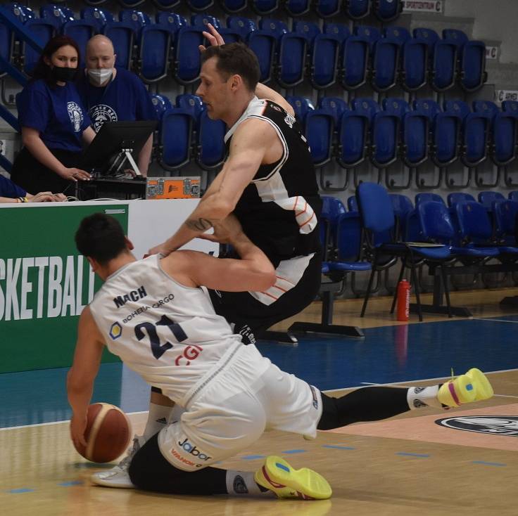 Basketbalisté Děčína v prvním utkání předkola play-off hostili na domácí palubovce Hradec Králové.