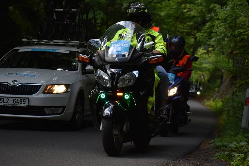 Tour de Feminin - II. etapa. Cyklistky na 30 kilometru při stoupání z Hřenska do Janova.