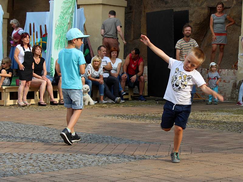 Festival pouličního divadla v Děčíně.