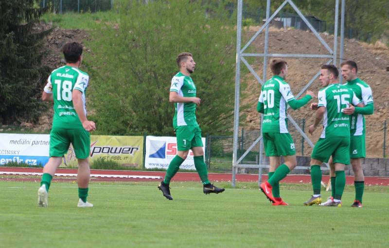 DALŠÍ PORÁŽKA. Fotbalisté Varnsdorfu (v modrém) doma prohráli s Vlašimí 0:2.