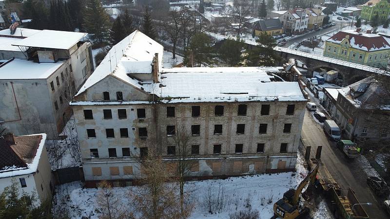 Ve Varnsdorfu začala demolice bývalé ubytovny u Panoramy.