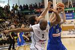 SEMIFINÁLE JE BLÍZKO! Děčínští basketbalisté (v bílém) porazili USK Praha a v sérii vedou 2:1.