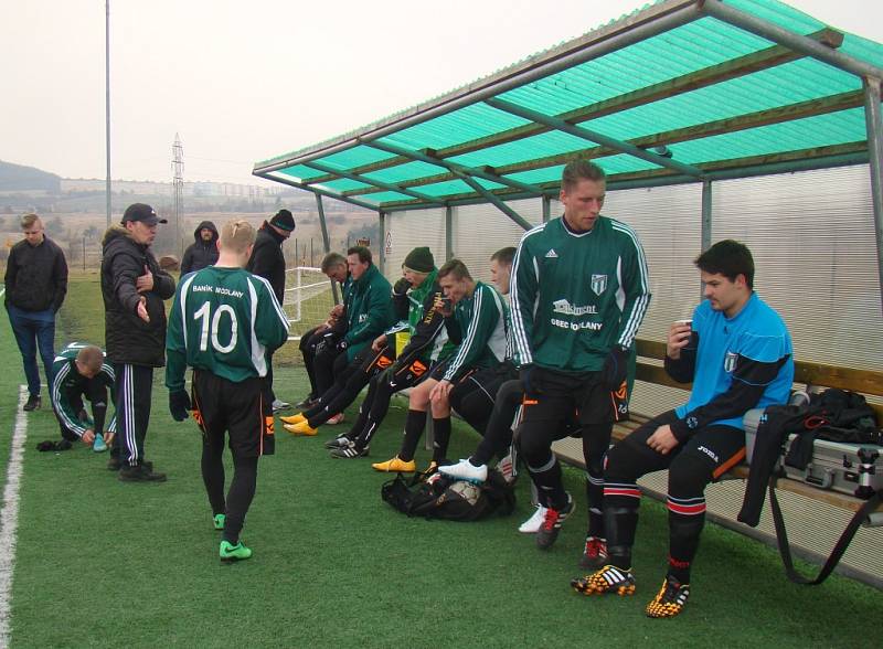 JÍLOVŠTÍ FOTBALISTÉ (v oranžovém) porazili Modlany 3:2.