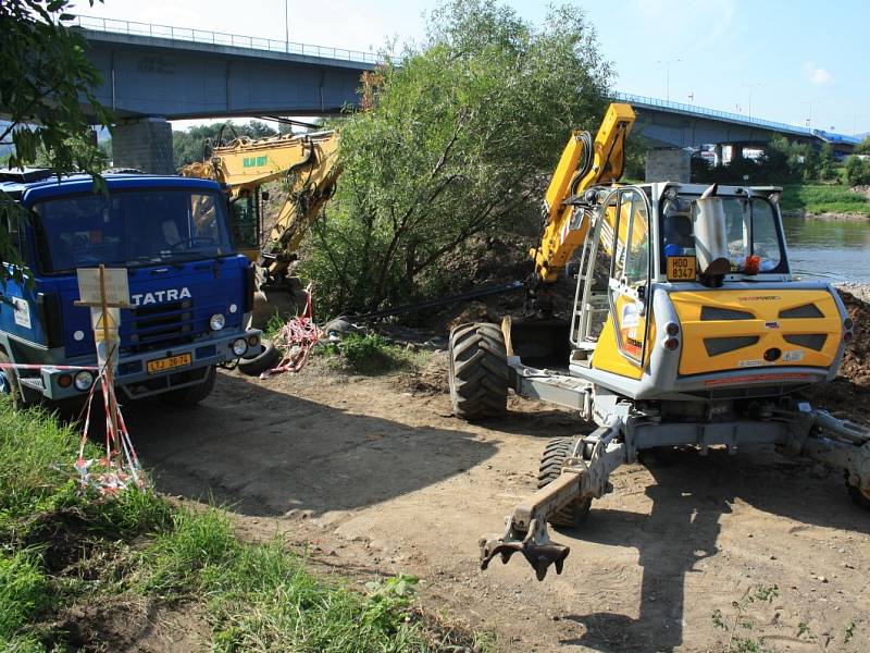 Celou šířku Labe museli překonat plynaři při stavbě nového plynovodu. 