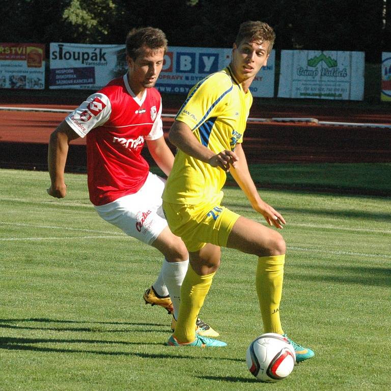 DOBRÁ PRÁCE. Varnsdorf (ve žlutém) doma porazil Pardubice 3:0.