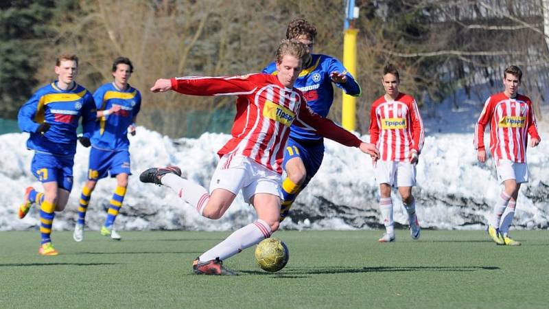 ŠKODA. Varnsdorští dorostenci (v modrém) remizovali 1:1 s Viktorkou Žižkov.