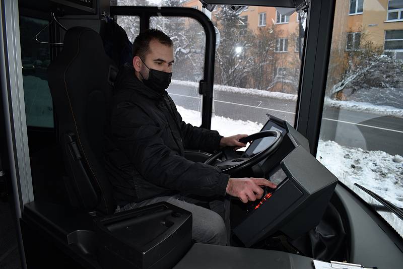 Děčínský dopravní podnik zkouší elektrobus Solaris.