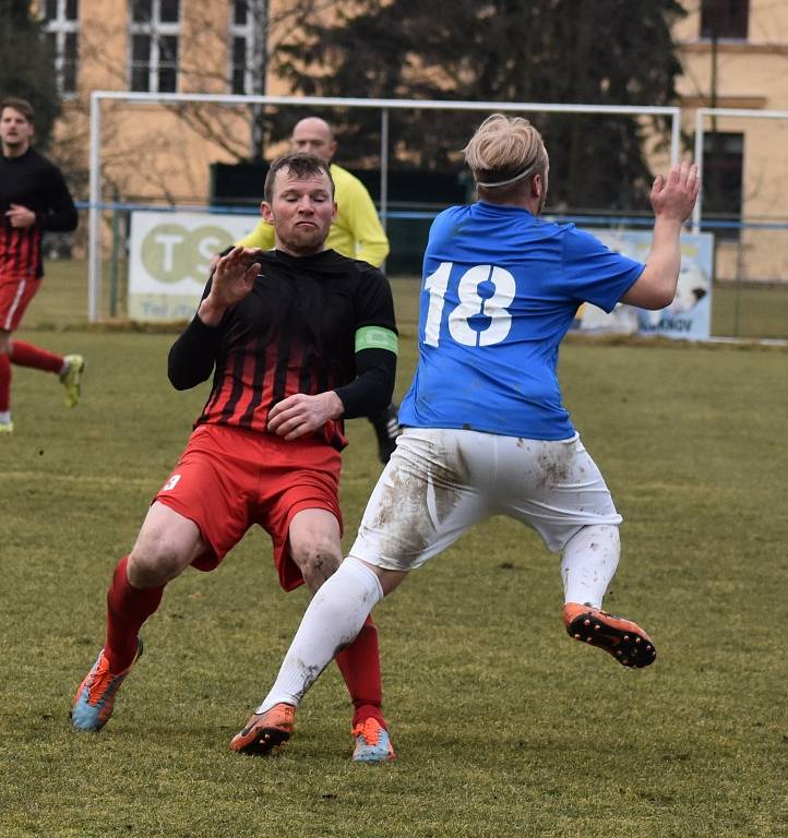 VÍTĚZSTVÍ. Fotbalisté Šluknova (v modrém) porazili Liběšice 4:1. Tři body věnovali nemocnému trenérovi Gallovi.