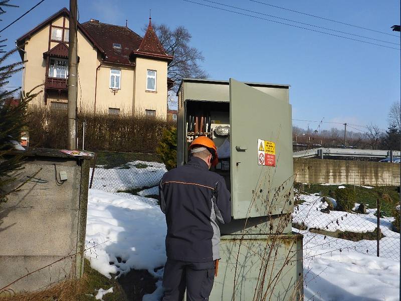 Než se hasiči pustili do kácení stromu, museli energetici vypnout proud v blízkém vedení