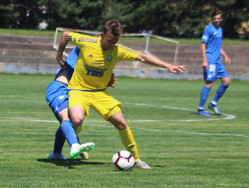 REMÍZA. Fotbalisté Varnsdorfu (ve žlutém) remizovali s Libercem 1:1.