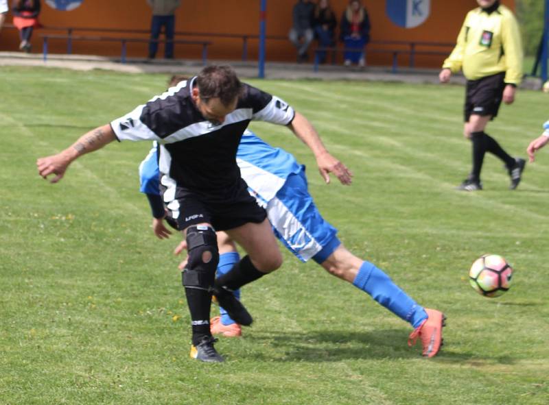 JASNÁ VÝHRA. Fotbalisté České Kamenice B (modrá) vyhráli 5:1 ve Františkově.