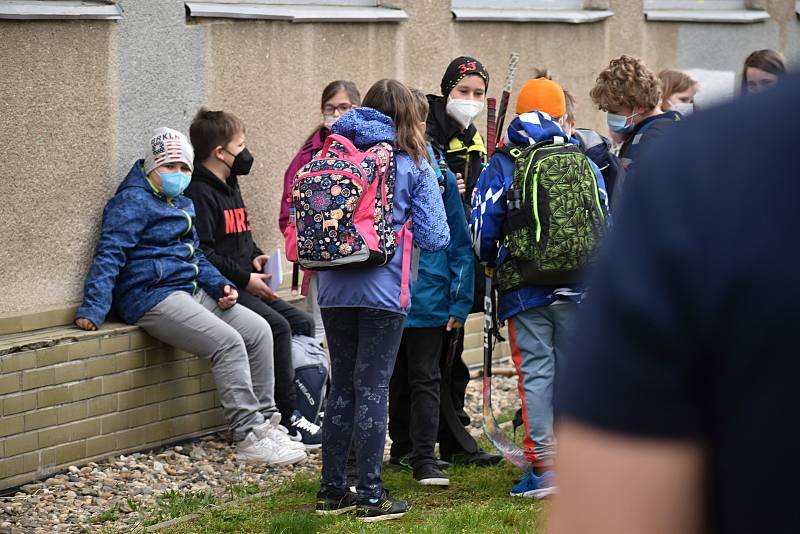 Školy na Děčínsku otevřely s týdenním zpožděním, týkalo se to i základní školy v Březové ulici v Děčíně.