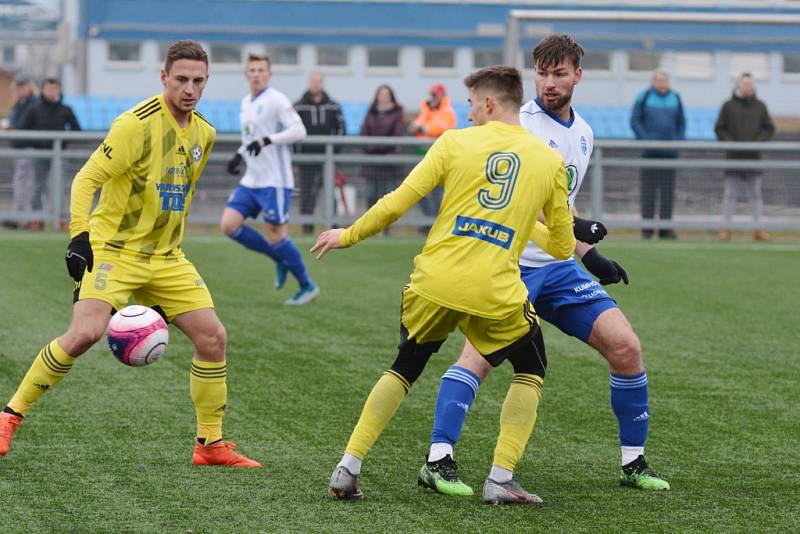 PORÁŽKA. Fotbalisté Varnsdorfu (ve žlutém) prohráli s Mladou Boleslaví 1:3.