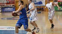 SEMIFINÁLE JE BLÍZKO! Děčínští basketbalisté (v bílém) porazili USK Praha a v sérii vedou 2:1.