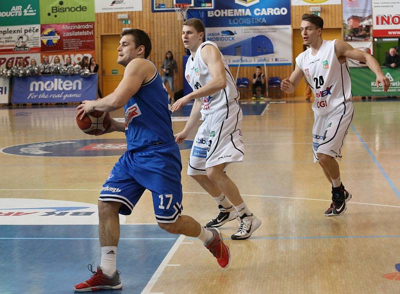 SEMIFINÁLE JE BLÍZKO! Děčínští basketbalisté (v bílém) porazili USK Praha a v sérii vedou 2:1.