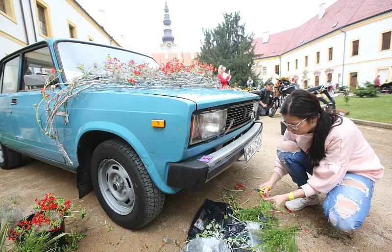 Letošní mezinárodní floristická soutěž Děčínská kotva nalákala diváky na zámecké nádvoří. Soutěžící zdobili květinami auta a motocykly.