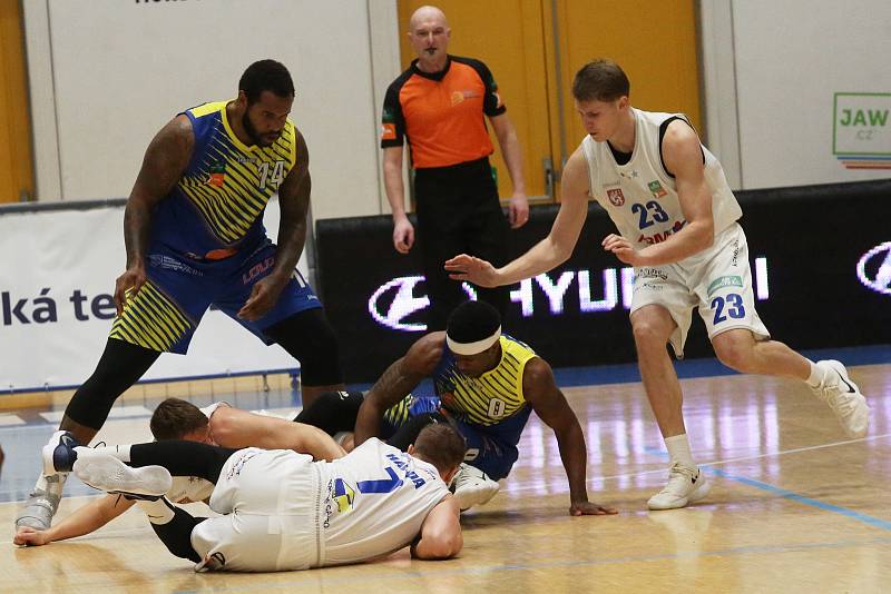 Basketbalový zápas mezi BK Děčín a Slunetou Ústí nad Labem