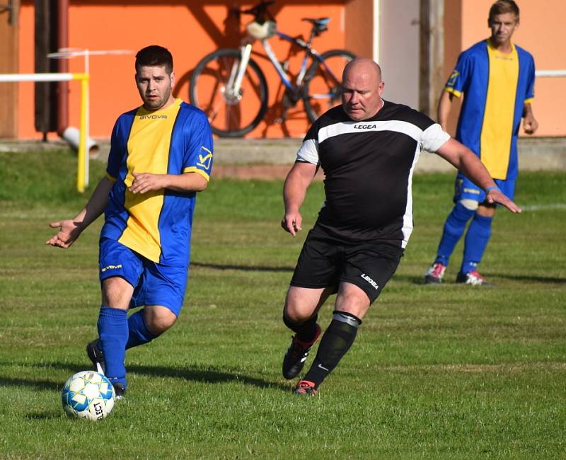 Bynovec (modrožlutá) doma padl s Františkovem 0:2.