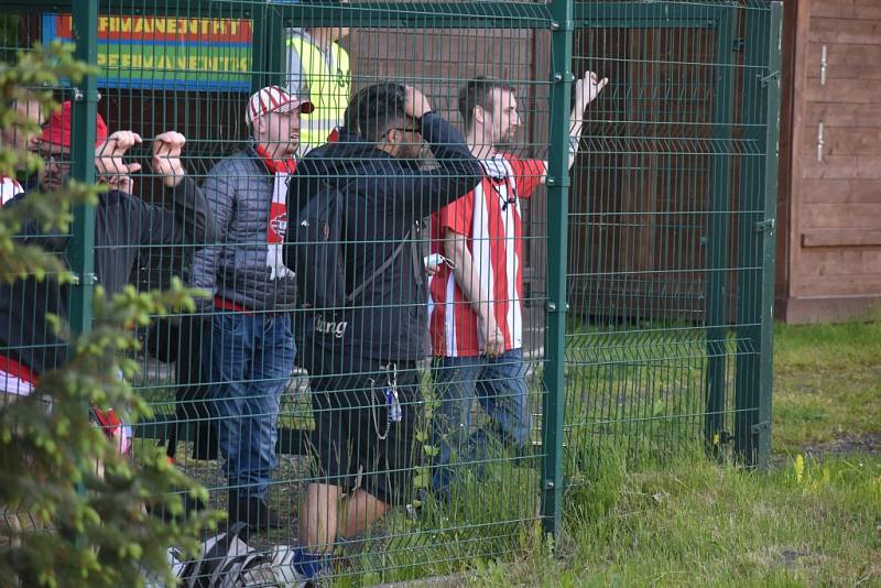 Fotbalisté Varnsdorfu (ve žlutém) doma nestačili na Žižkov.