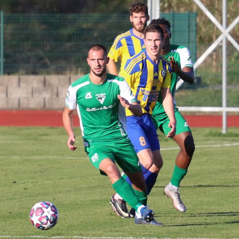 Porážka. Varnsdorf (žlutomodré dresy) doma nestačil na Vlašim, prohrál 0:2.