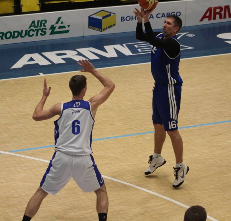 DOHRÁVKA. Basketbalisté BK Horejsek Děčín (v bílém) porazili Chomutov.