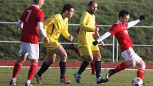 JASNÁ ZÁLEŽITOST. Fotbalisté Rumburka (ve žlutém) porazili doma Bohušovice 7:0.