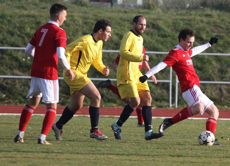 JASNÁ ZÁLEŽITOST. Fotbalisté Rumburka (ve žlutém) porazili doma Bohušovice 7:0.